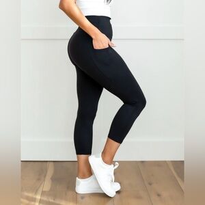 Love & Fit 21" SoftLuxe Stay Put Capri Leggings, Black, Size Large, NWT